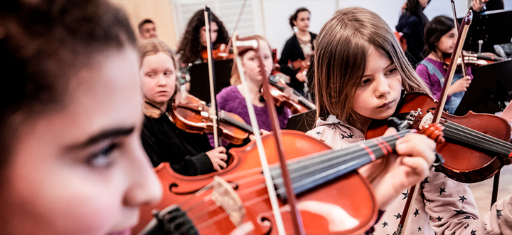 Elever på Kulturskolan spelar fiol i en orkester