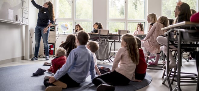 Lärare och elever i ett klassrum.