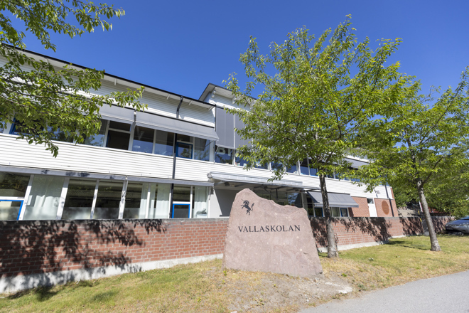 Stadsbyggnadsnämnden har beviljat bygglov för en del av den nya Vallaskolan i Enhörna. Det innebär att nästa steg kan tas i ombyggnationen av den nya skolan.