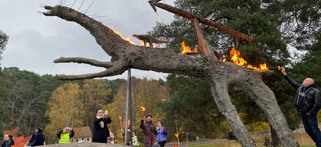 Södertäljes kulturhistoriska förening tänder  elden på Solspann, känd som Hasiors hästar.