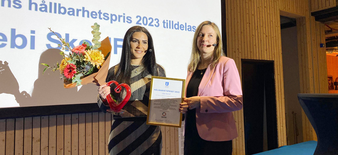 Bild på Hanna Klingborg, hållbarhetsutskottets ordförande och Petra Jacob initiativtagare till Lebi Skol IF som vann 2023 års hållbarhetspris.