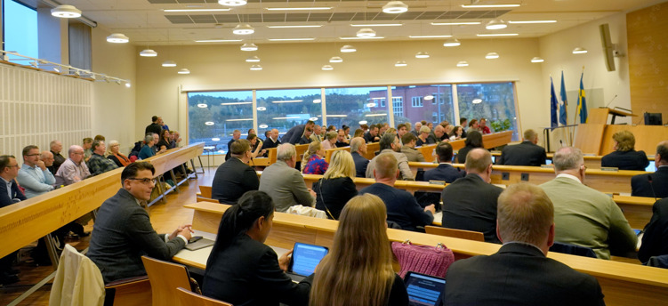 Bild inifrån ett fullsatt kommunfullmäktigemöte den 17 oktober.