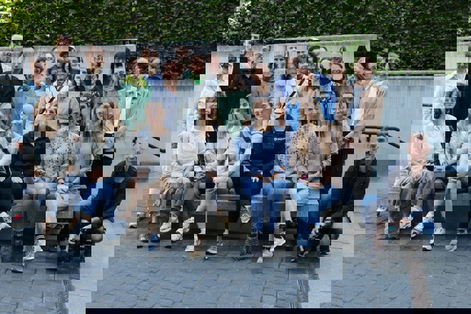 flera personer uppradade på rader från en internationell delegation