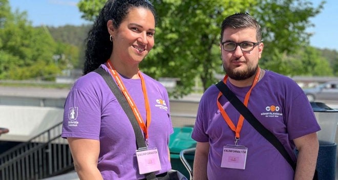 två unga valinformatörer