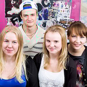 Gruppbild på ungdomar.