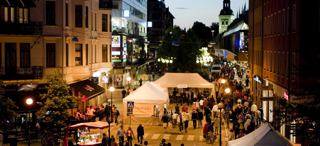 Folkmassa i södertälje centrum