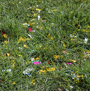 plastkonfetti i gräs