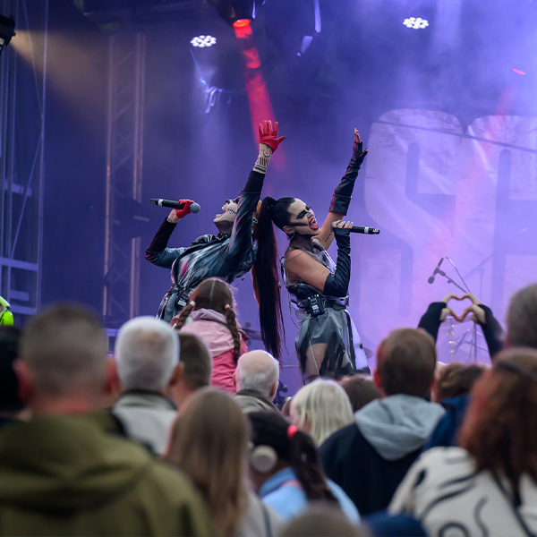 Publik tittar på Scarlet på Södertäljefestivalen 2025