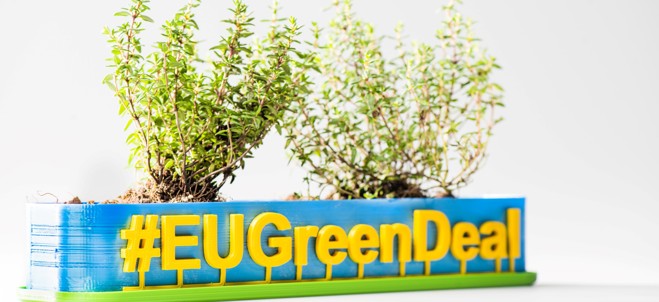 Bilden visar texten #EUgreendeal och två krukväxter