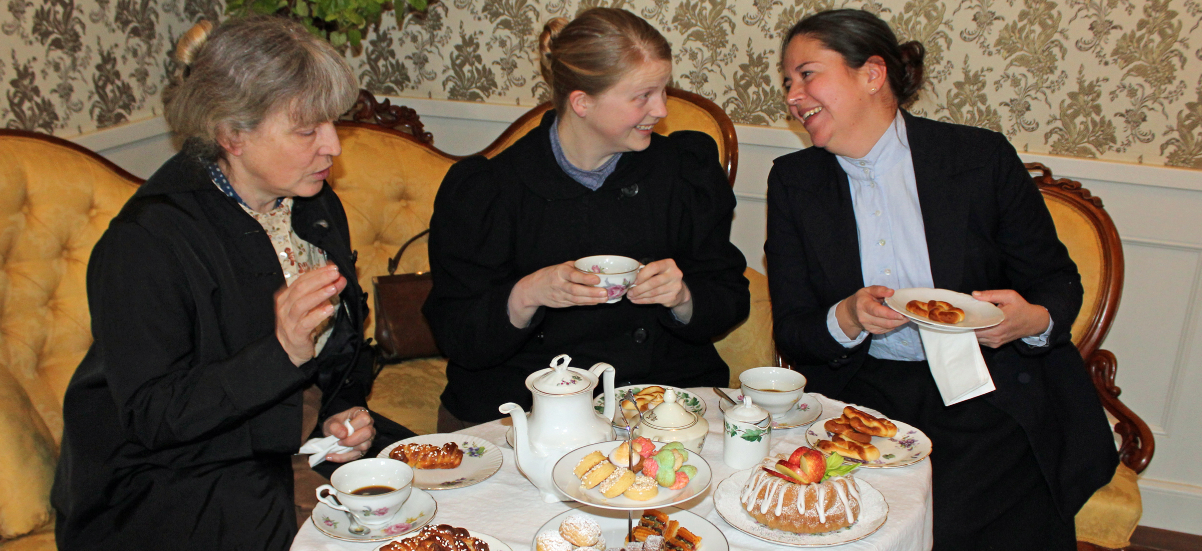 Bild på tre damer som fikar inne på Lindbloms café på Torekällberget