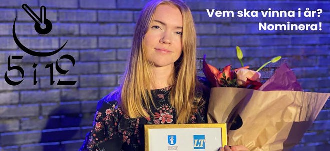 Erica Hagström från Läxhjälpen står på en scen och tar emot 2020 års 5i12-pris.