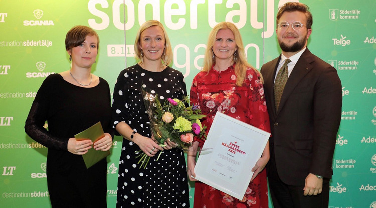 Ekobanken vann hållbarhetspriset förra året. Prisutdelare var Hanna Klingborg kommunalråd (MP) och Alexander Rosenberg gruppledare och oppositionsråd (M).