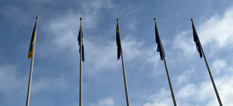 Bild på kommunens flaggor utanför Stadshuset - i dag med Ukrainas flagga
