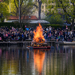 majbrasa på vattnet framför folksamling i stadshusparken