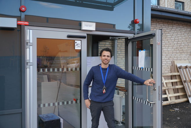 Adrian öppnar dörren.JPG