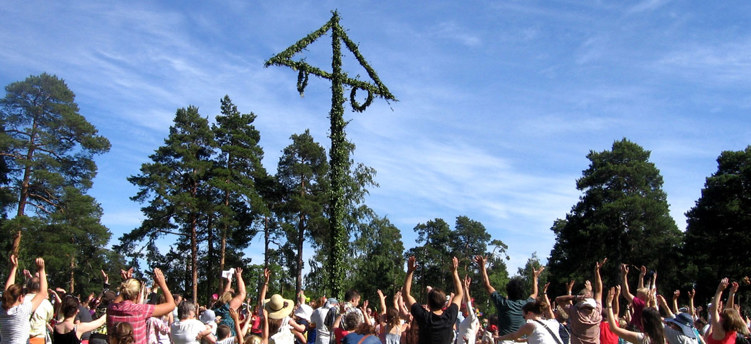 Dans runt midsommarstång.