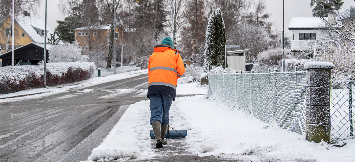 Person som skottar snö