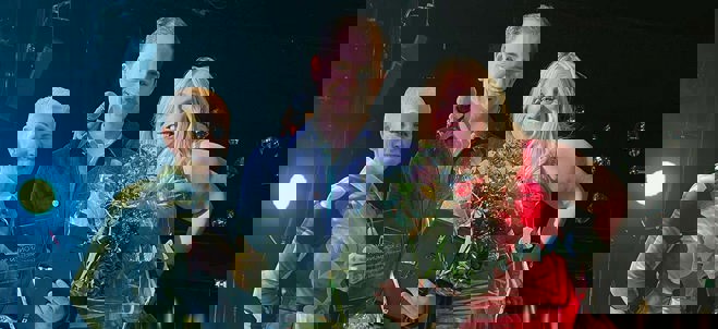 Bilden visar tre personer vid prisutdelningen Megafonen, bland annat Rodolfo Alvarez