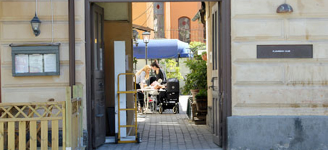 Fotografi på ingång till innergård i Södertälje centrum. 