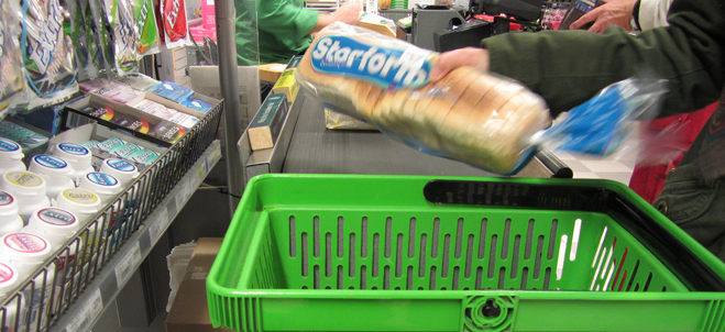 Bild som visar en matvarukorg vid kassan i en livsmedelsbutik