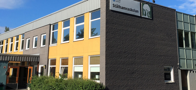 Exteriörbild på Stålhamraskolan.