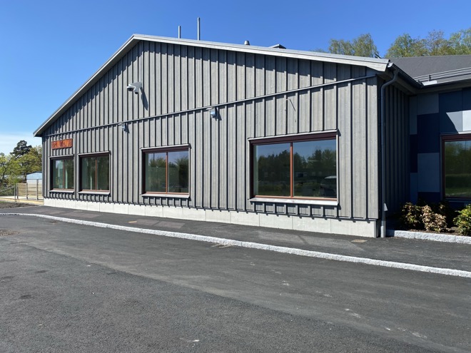 Stort grått hus med fönster