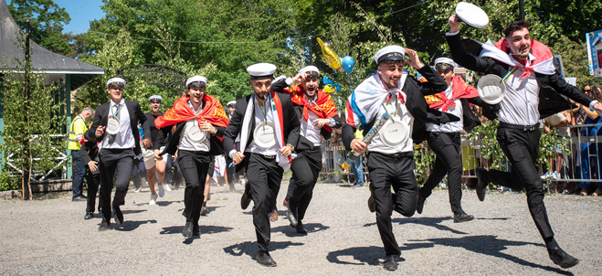 Studenter springet mot scenen i Stadsparken.