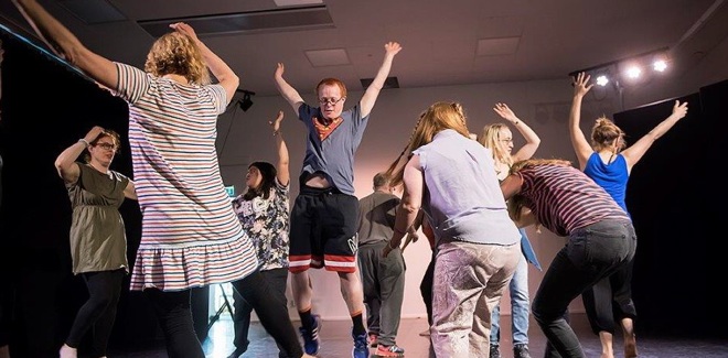personer som dansar och hoppar