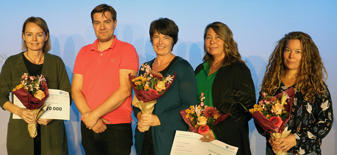 Fem personer samlade på en scen.