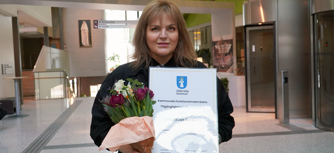 Valentina Cuevas med blommor och diplom.