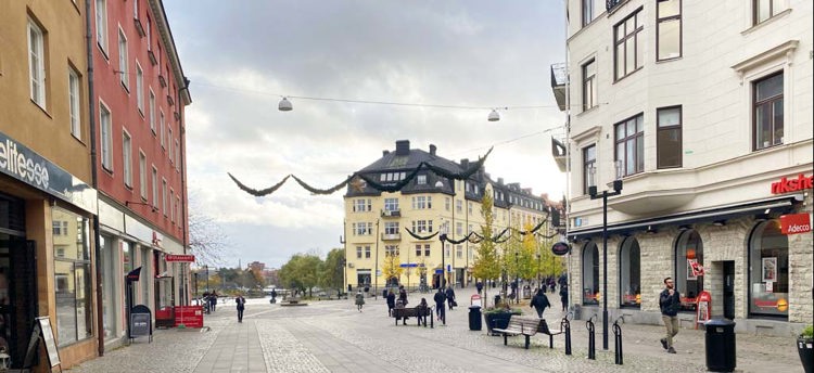 gata omgiven av byggnader runt Marenplan i Södertälje centrum