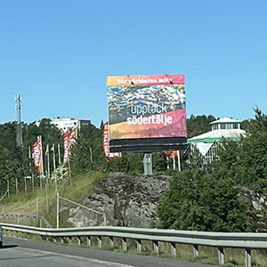 skylt på berg bredvid motorvägen