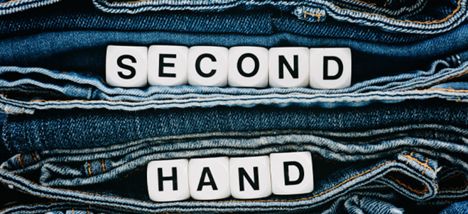 Jeans i hög med Text second hand 