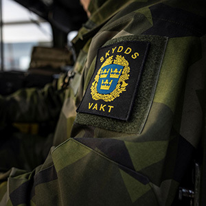 Genrebild Försvarsmakten, soldat som kör ett militärfordon.