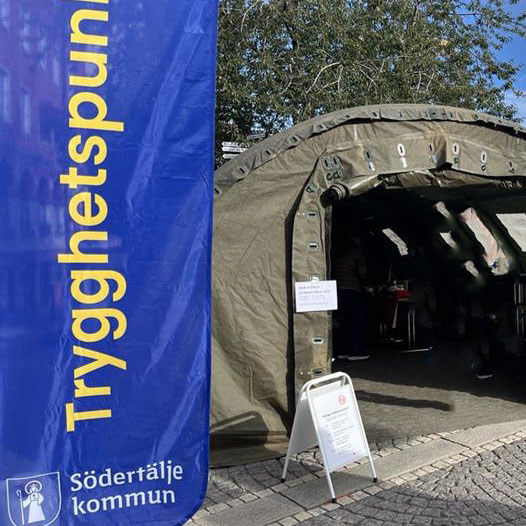 beachflagga och en mobil trygghetspunkt i form av ett tält
