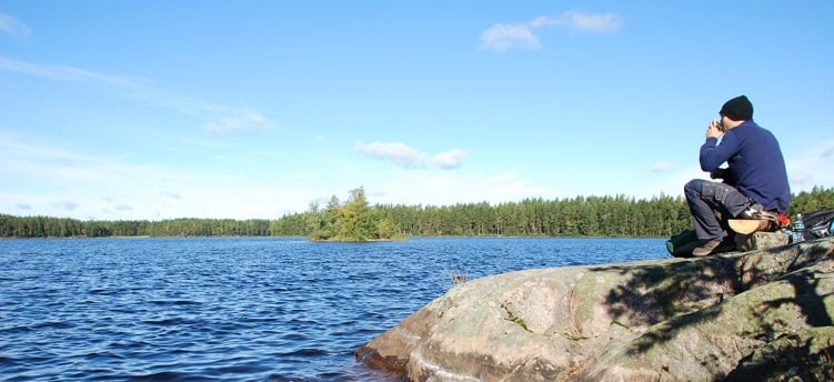 En besökare tar en paus på en klippa vid Stora Envättern.