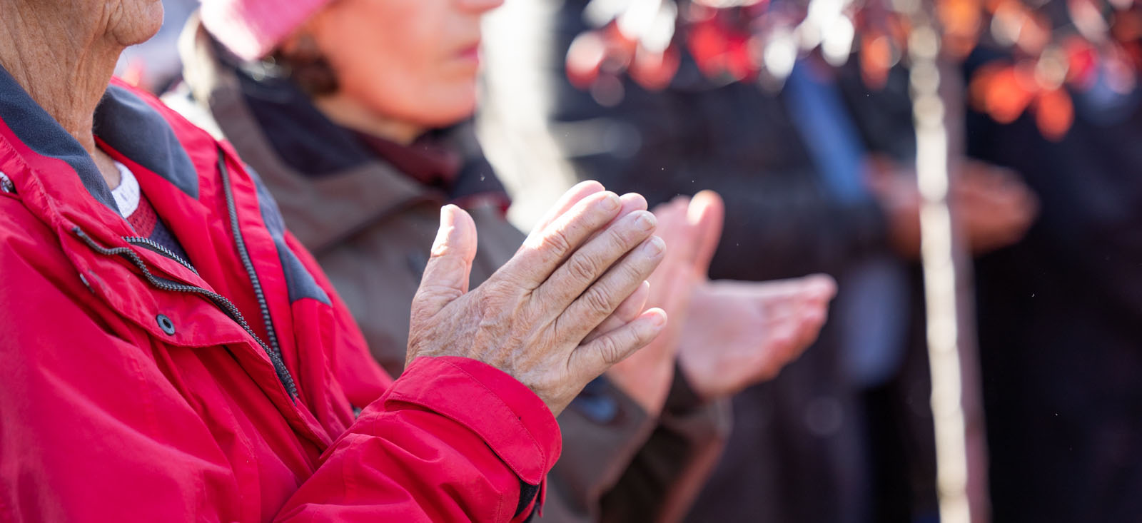 Personer som klappar händerna