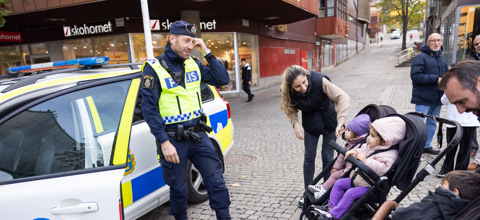 en polis visar sin bil för tre små barn