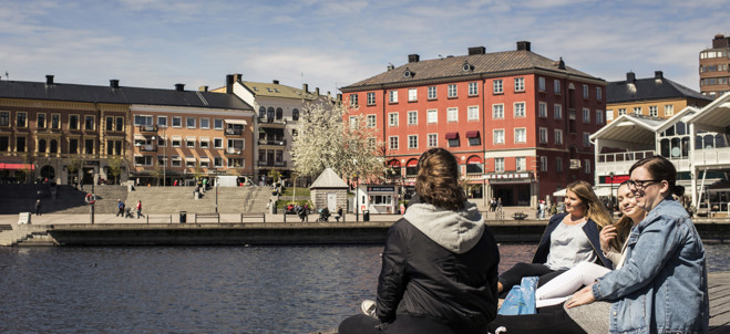 Invånare sitter på en brygga i marenplan