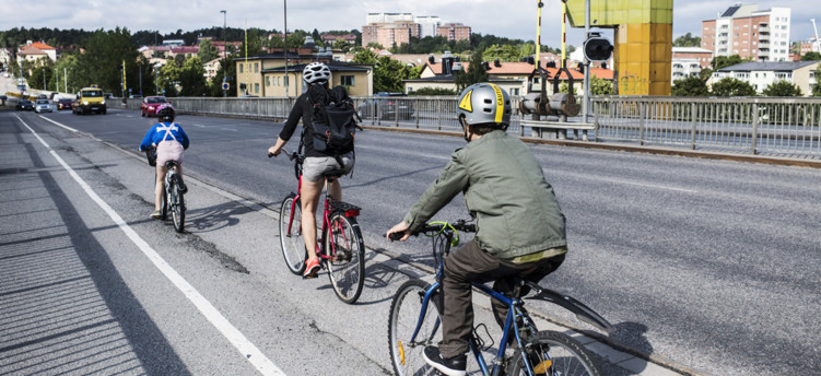 Människor som cyklar över Mälarbron i Södertälje