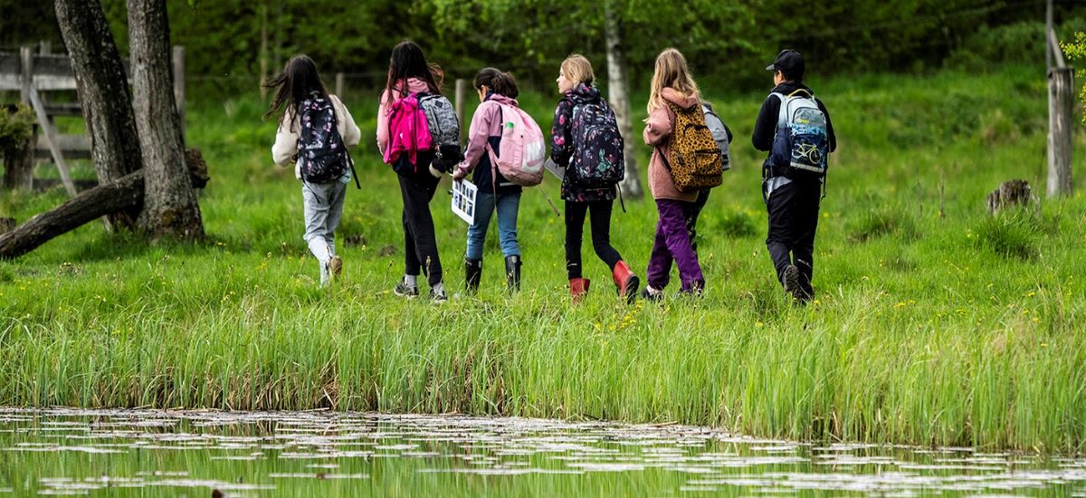 Sex barn går på led längs en stig intill Linasjön i Södertälje.